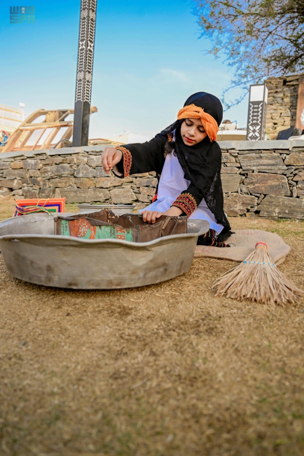 أعمال الأمهات قديما تجذب زوار مهرجان الأطاولة الثامن وتعيدهم لذكريات الماضي أعمال الأمهات قديما تجذب زوار مهرجان الأطاولة الثامن وتعيدهم لذكريات الماضي