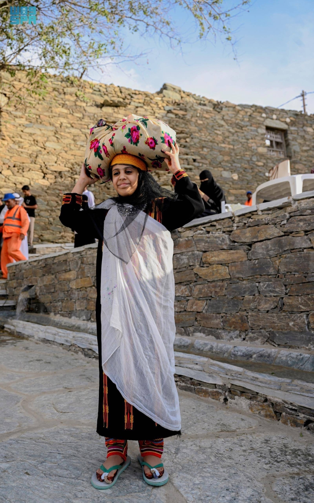 أعمال الأمهات قديما تجذب زوار مهرجان الأطاولة الثامن وتعيدهم لذكريات الماضي أعمال الأمهات قديما تجذب زوار مهرجان الأطاولة الثامن وتعيدهم لذكريات الماضي
