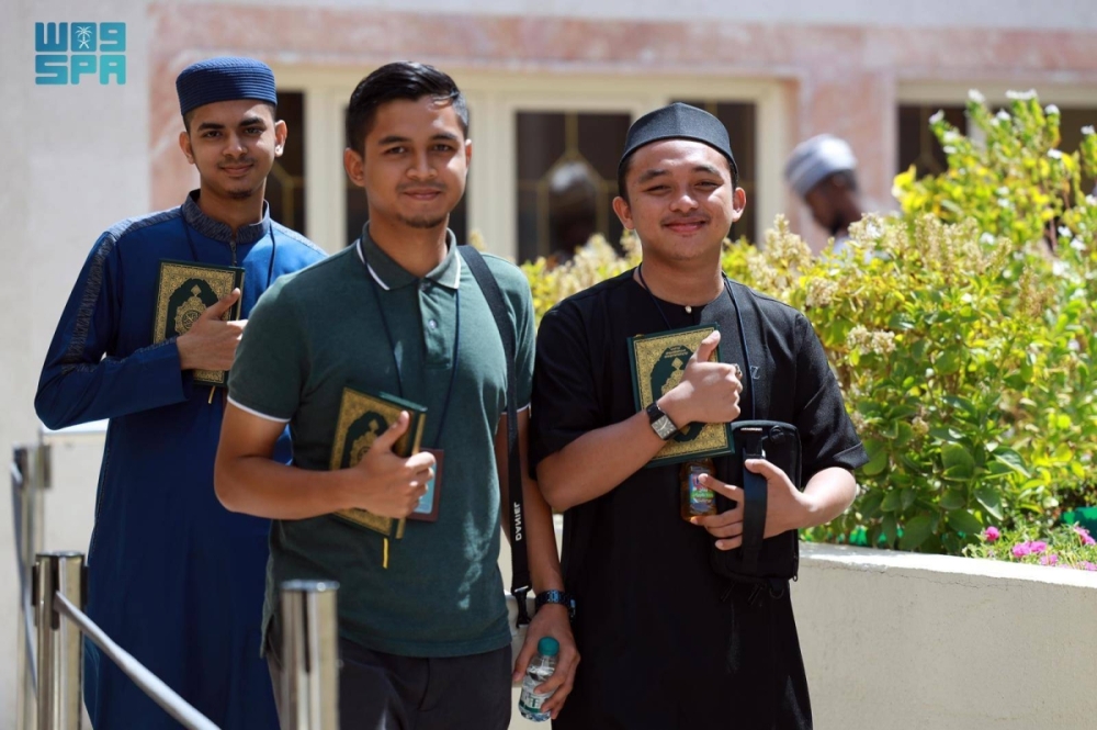 المشاركون في مسابقة الملك عبدالعزيز يزورون مجمع الملك فهد لطباعة المصحف المشاركون في مسابقة الملك عبدالعزيز يزورون مجمع الملك فهد لطباعة المصحف