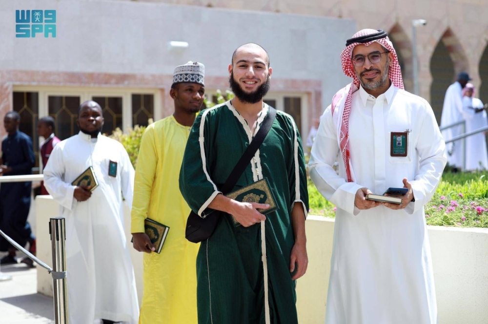 المشاركون في مسابقة الملك عبدالعزيز يزورون مجمع الملك فهد لطباعة المصحف المشاركون في مسابقة الملك عبدالعزيز يزورون مجمع الملك فهد لطباعة المصحف