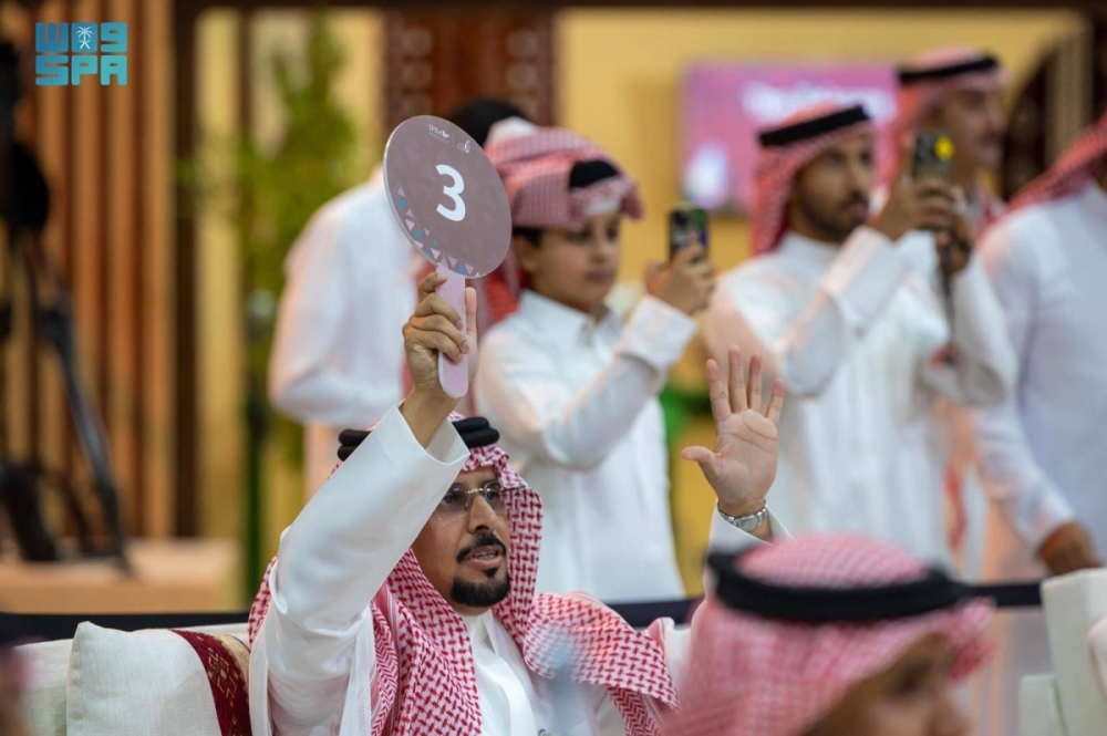 بيع أغلى صقر حتى الآن في مزاد مزارع إنتاج الصقور بـ151 ألف ريال بيع أغلى صقر حتى الآن في مزاد مزارع إنتاج الصقور بـ151 ألف ريال