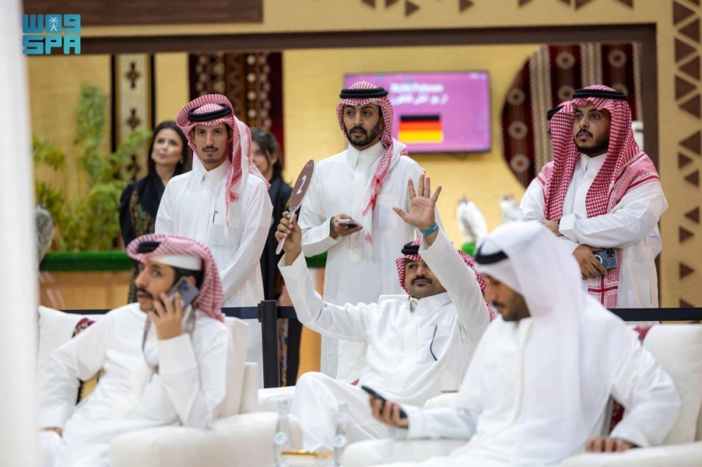 بيع أغلى صقر حتى الآن في مزاد مزارع إنتاج الصقور بـ151 ألف ريال بيع أغلى صقر حتى الآن في مزاد مزارع إنتاج الصقور بـ151 ألف ريال