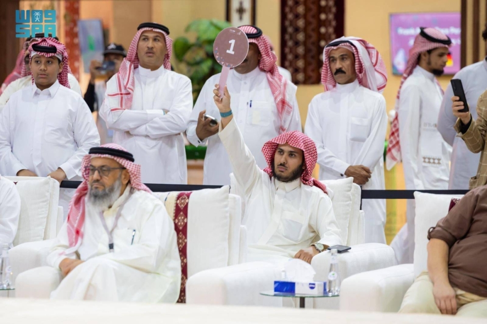 بيع أغلى صقر حتى الآن في مزاد مزارع إنتاج الصقور بـ151 ألف ريال بيع أغلى صقر حتى الآن في مزاد مزارع إنتاج الصقور بـ151 ألف ريال