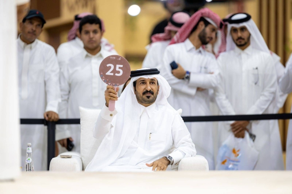 بيع أغلى صقر في المزاد الدولي لمزارع إنتاج الصقور 2025 بـ 1.2 مليون ريال بيع أغلى صقر في المزاد الدولي لمزارع إنتاج الصقور 2025 بـ 1.2 مليون ريال