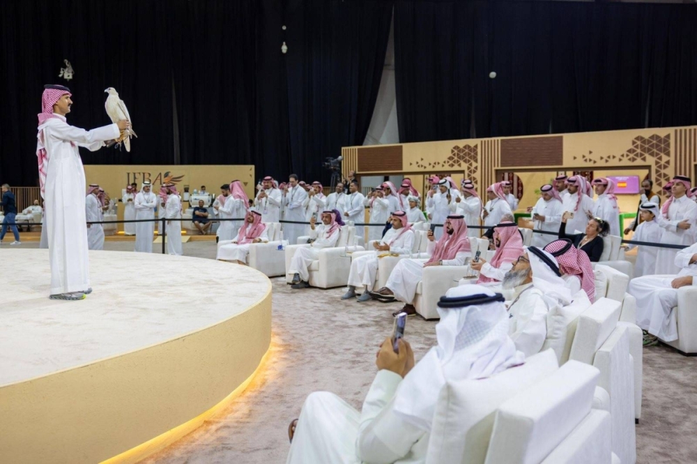 بيع أغلى صقر في المزاد الدولي لمزارع إنتاج الصقور 2025 بـ 1.2 مليون ريال بيع أغلى صقر في المزاد الدولي لمزارع إنتاج الصقور 2025 بـ 1.2 مليون ريال