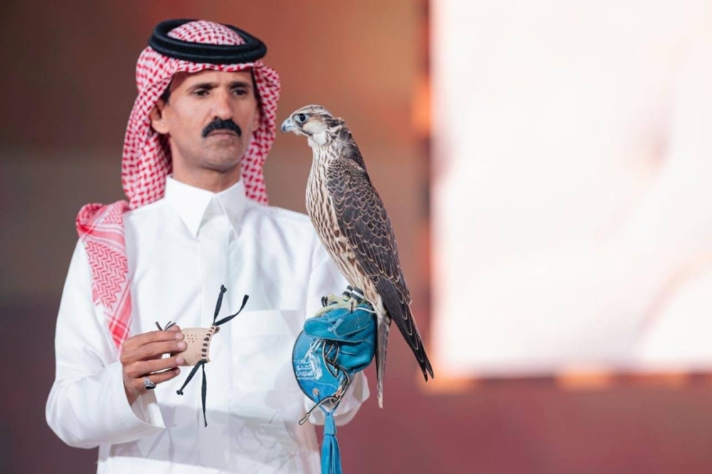 بيع صقرين بـ (578) ألف ريال في الليلة الـ 13 لمزاد نادي الصقور السعودي 2025 بيع صقرين بـ (578) ألف ريال في الليلة الـ 13 لمزاد نادي الصقور السعودي 2025