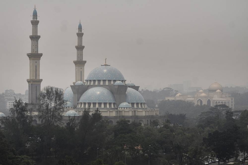 File picture of the Federal Territory Mosque in Kuala Lumpur shrouded in haze, September 20, 2019. — Picture by Miera Zulyana