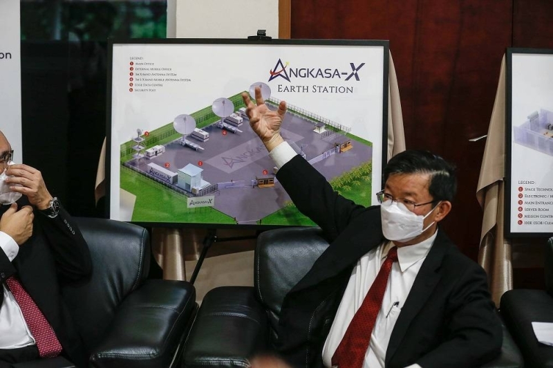 Penang Chief Minister Chow Kon Yeow speaks during the groundbreaking ceremony of the new Angkasa-X Earth Station and State-of-the-art Technology Centre at the Universiti Sains Malaysia Engineering Campus in Nibong Tebal May 19, 2022. ― Picture by Sayuti Zainudin