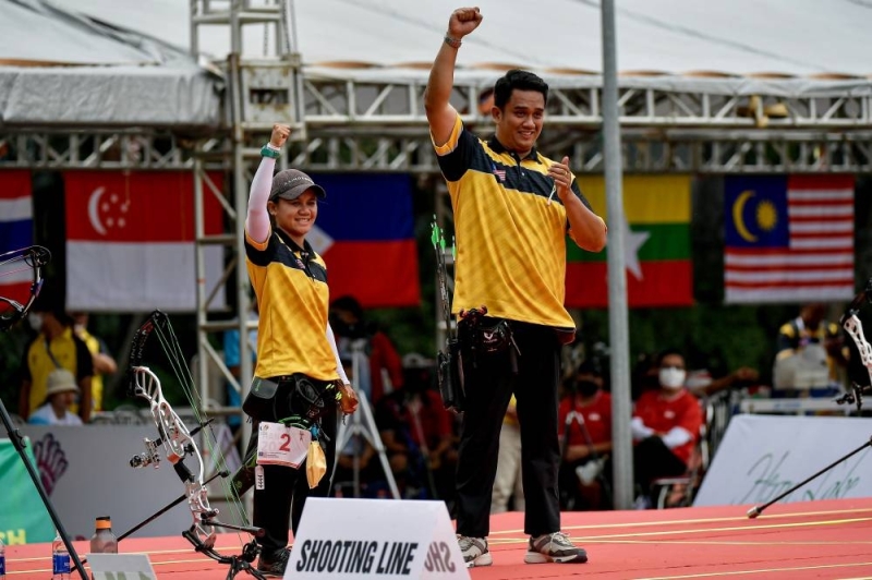 Mohd Juwaidi Mazuki (right) and Fatin Nurfatehah Mat Salleh after winning their gold medals at the Hanoi National Sports Training Centre, May 19, 2022. — Bernama pic 