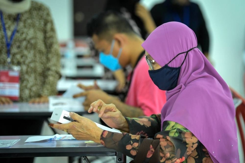 PKR members keying in their votes during the 2022 PKR Election in Seberang Jaya May 20, 2022. — Bernama pic