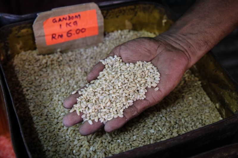 Wheat grains are displayed for sale at a shop in Kuala Lumpur on May 17, 2022. — Picture by Yusof Mat Isa