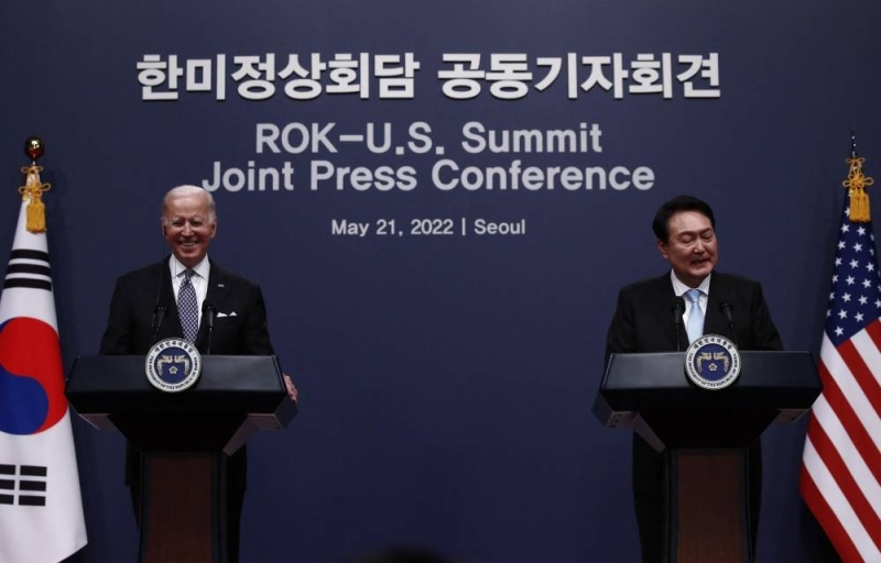 조 바이든 미국 대통령(왼쪽)이 2022년 5월 21일 청와대에서 열린 공동기자회견에서 은숙열 한국 대통령(오른쪽)과 대화하고 있다.  - AFP 이미지