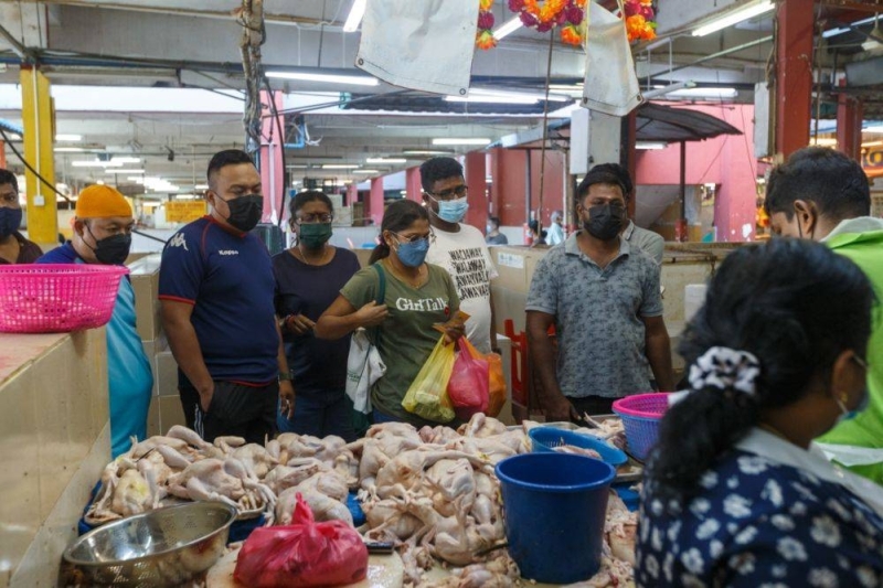 Traders report facing chicken supply disruption at the wet market in Jalan Othman, Petaling Jaya, May 22,2022. — Picture by Devan Manuel
