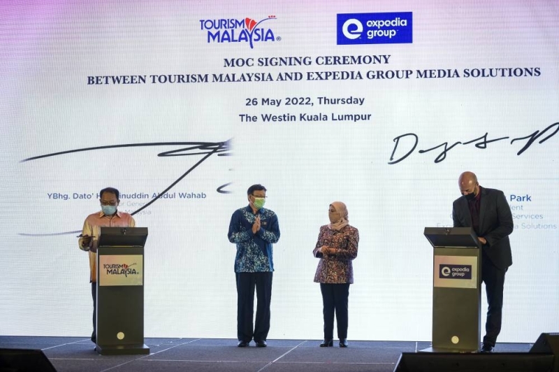 旅游、艺术及文化部长拿督斯里南希舒克里（右二）见证以旅游总干事拿督再努丁阿布瓦哈布（左）为代表的马来西亚旅游局与 Expedia Group Media Solutions（美国、英国和澳大利亚）代表的合作备忘录签署仪式该公司的运营和服务副总裁 Doug Park（右）于 2022 年 5 月 26 日在吉隆坡举行的 Cuti-Cuti Malaysia Campaign 2022 活动中引入本地媒体。 — Bernama pic
