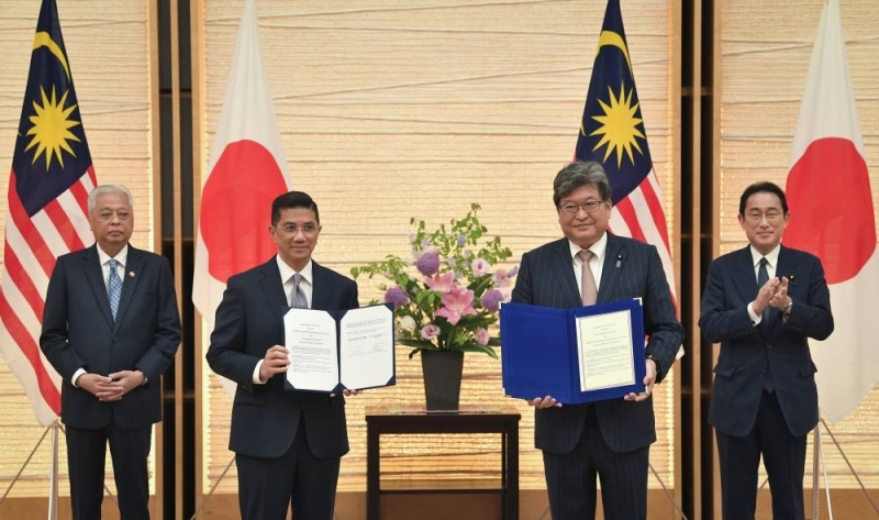 高级部长兼 Miti 部长拿督斯里穆罕默德阿兹明阿里在 2022 年 5 月 27 日在东京举行的仪式上与日本经济、贸易和工业部长 Koichi Hagiuda 交换了 MoC。— Bernama pic