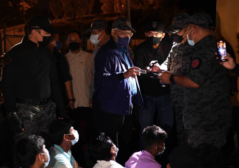 Menteri Dalam Negeri Datuk Seri Hamza Zainuddin (tengah) selama operasi penegakan pemukiman kembali di Pasar Meru di Klang pada 27 Mei 2022 - Bernama Image Menteri Dalam Negeri Datuk Seri Hamza Zainuddin (tengah) selama operasi penegakan pemukiman kembali di Pasar Meru di Klang pada 27 Mei 2022 - Bernama Image