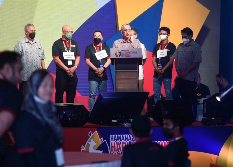 Malaysian National News Agency (Bernama) Editor -in -Chief Khairdzir Md Yunus (left) is pictured during preparations in conjunction with National Journalist Day (HAWANA) 2022 in Melaka, May 28, 2022. — Bernama pic