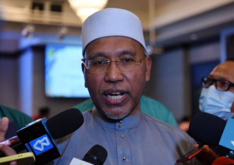 Minister in the Prime Minister's Department (Religious Affairs) Datuk Idris Ahmad urged members of the public to report to religious authorities if they come across Muslims praying along with a fan and making it as though it is another worshipper. — Bernama file pic