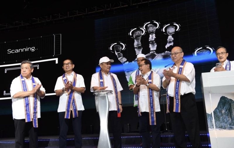 Sabah Chief Minister Datuk Seri Hajiji Noor (third left) during the launch of GRS at the Sabah International Convention Center in Kota Kinabalu, May 28, 2022. Also present is Parti Solidarity Tanah Airku (STAR) Datuk Dr Jeffrey Kitingan (third right). — Bernama pic