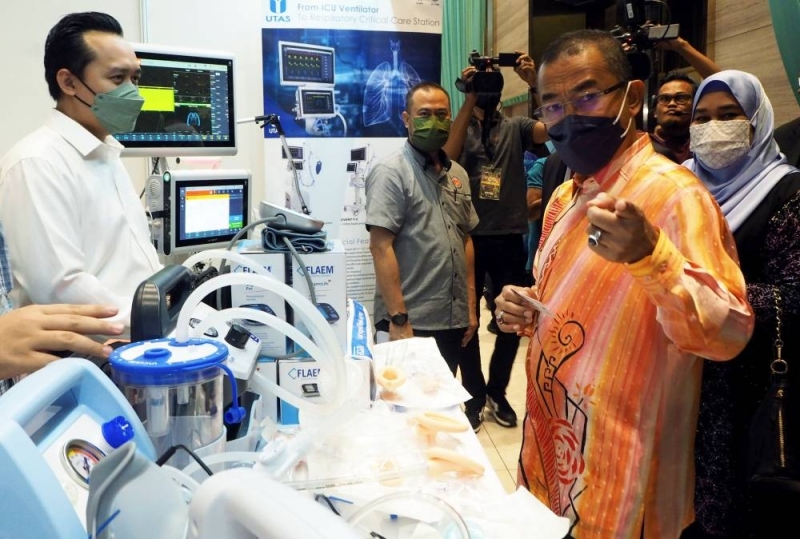 Deputy Health Minister Datuk Dr Noor Azmi Ghazali (second right) visiting the surgical equipment showroom in conjunction with the closing ceremony of the Seventh National Perioperative Death Study (POMR) Conference in Ayer Keroh, Melaka, May 28, 2022. — Bernama pic