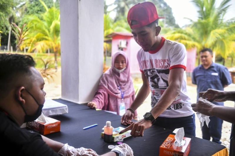 Parti Keadilan Rakyat members dipping their fingers in indelible ink during the voting process in the election of PKR 2022 candidates for PKR’s Marang branch, May 28, 2022. — Bernama pic