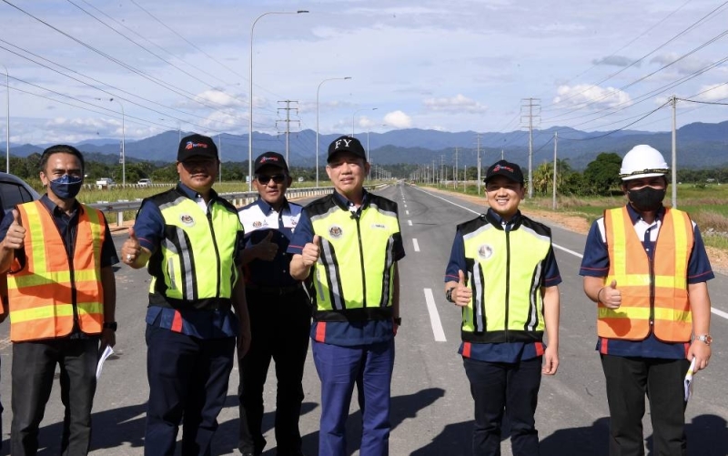 Senior Minister of Works, Datuk Seri Fadillah Yusof (third right) inspecting the Sabah Pan Borneo Highway Work Package at Jalan Lama Papar May 28, 2022. — Bernama pic