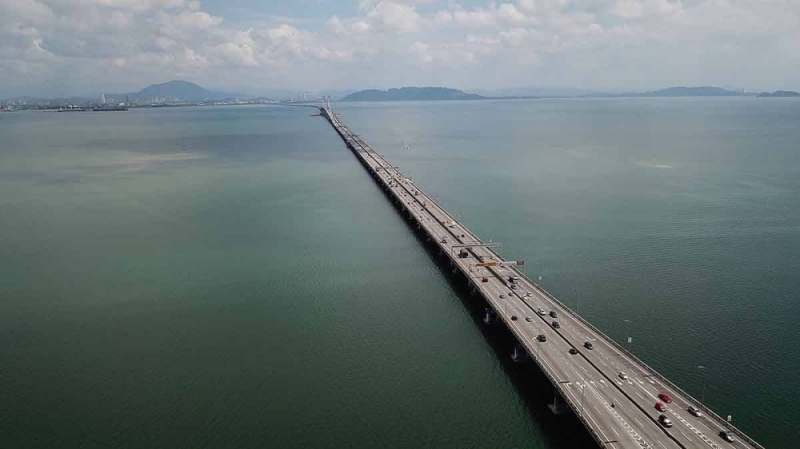 An aerial view of the Penang Bridge December 14, 2021. — Picture by Sayuti Zainudin
