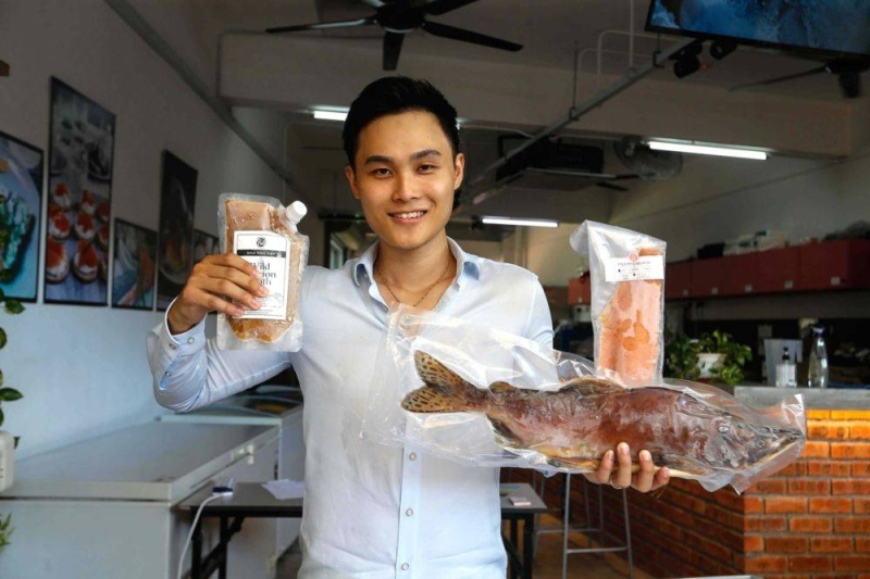 Jacky Lim montrant ses produits dans sa boutique du New World Park, George Town, Penang, 24 mai 2022. — Image de Sayuti Zainudin
