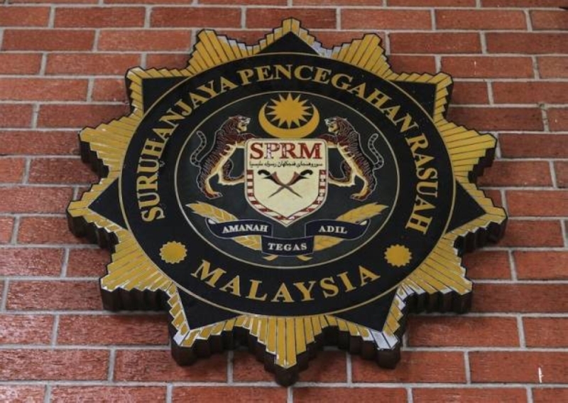 The MACC detained a senior executive of a government-linked company and his wife were detained for allegedly soliciting and receiving bribes amounting to over RM600,000. — Picture by Yusof Mat Isa