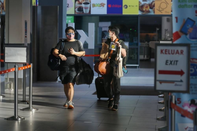 Mohd Uzir 表示，自 2020 年以来，由于马来西亚边境对游客关闭，旅游服务出现“持续的负面趋势”，导致服务贸易逆差最高。  — 图片来自 Ahmad Zamzahuri