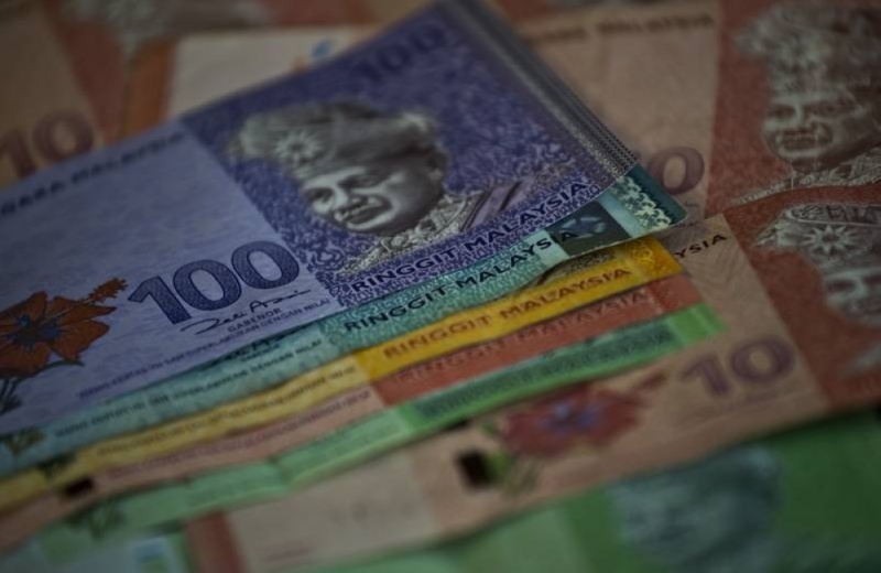 At 6pm, the local currency appreciated to 4.3420/3940 against the greenback from yesterday’s close of 4.3930/3960. ― AFP pic
