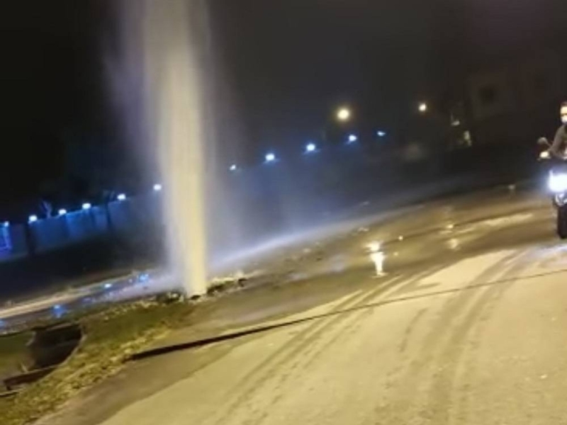 A screengrab of the video that went viral in social media last night showing a pipe burst near Batu 8 at Laku’s Lambir Water Treatment Plant. — Screen capture via social media/Borneo Post Online