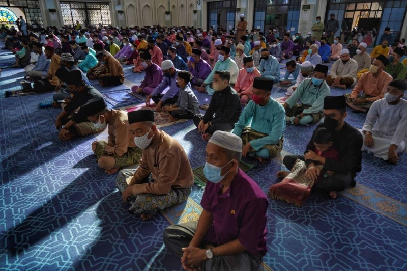 Aminuddin said worshippers were no longer required to bring their own prayer mat and activities such as takmir classes, lectures, tazkirah and talks would also be allowed without physical distancing. ― Picture by Ahmad Zamzahuri