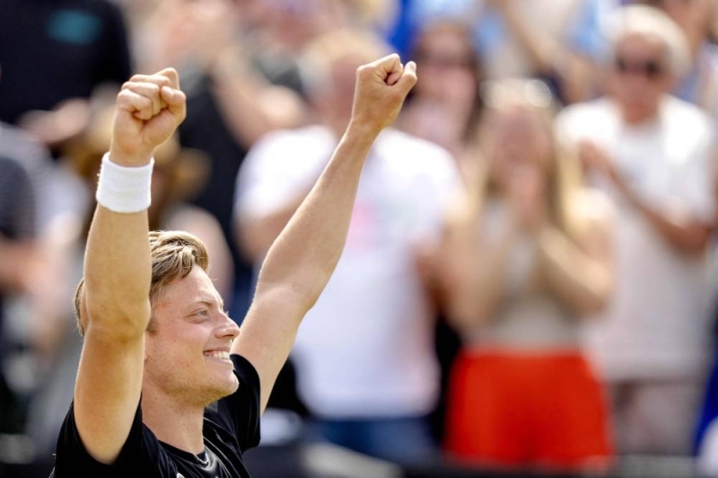 Tim von Rijdovan uit Nederland reageert na het winnen van de heren enkelspel titel op het Libema Open tennistoernooi op 12 juni 2022 in Rosmalon, Nederland.  - ANP-foto via AFP