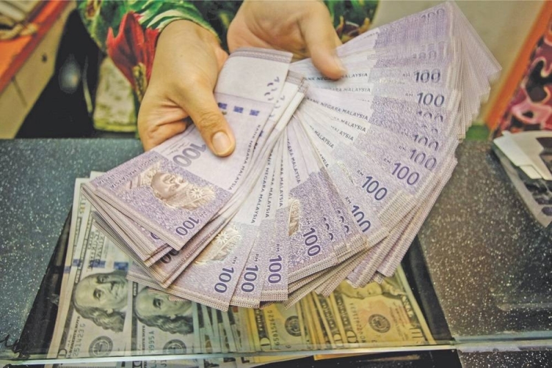 At 9am, the local currency fell to 4.4090/4130 versus the US dollar from Friday’s close of 4.4000/4030. — Picture by Hari Anggara