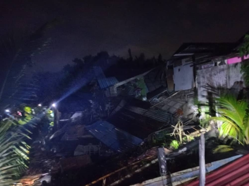 The landslide destroyed the kitchen of two houses at Kampung Tambirat Tengah in Asajaya last night. — Borneo Post Online pic