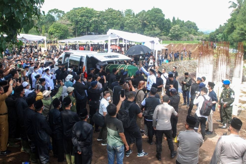 La policía se lleva el ataúd durante el funeral del gobernador de Java Occidental, Emeril Kan Mumtaz, el 13 de junio de 2022 en Bandung Regency.  - Timur Matahari / Imagen AFP