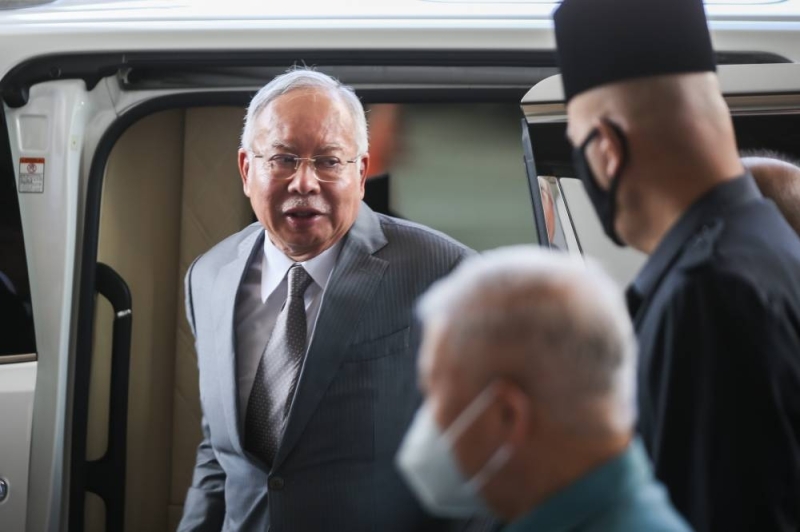 Datuk Seri Najib Tun Razak arrives at the Kuala Lumpur High Court June 15, 2022. — Picture by Ahmad Zamzahuri