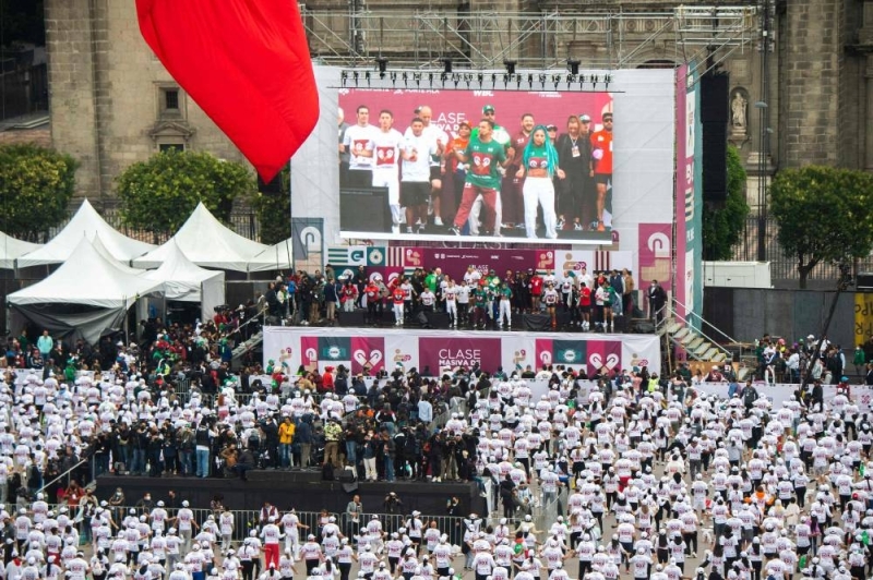 Aerial view of people taking part in a massive boxing class at the Zocalo square in Mexico City June 18, 2022. — AFP pic Aerial view of people taking part in a massive boxing class at the Zocalo square in Mexico City June 18, 2022. — AFP pic