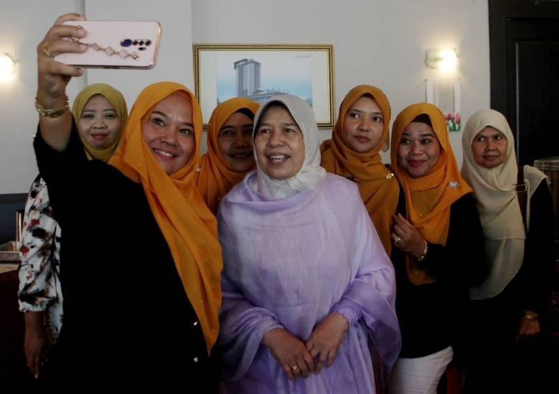 Plantation Industries and Commodities Minister Datuk Zuraida Kamaruddin (centre) poses for a picture with some of the attendees at the launch of a programme on ‘Enhancing Empowerment of Women at the Grassroots Level’ in Sungai Siput June 19, 2022. — Bernama pic