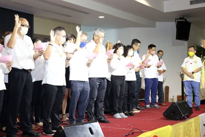 Michael Tiang (2nd left) leads SUPP Pelawan committee members taking their oath of office witnessed by Datuk Seri Dr Sim Kui Hian (right) June 19, 2022. — Borneo Post pic