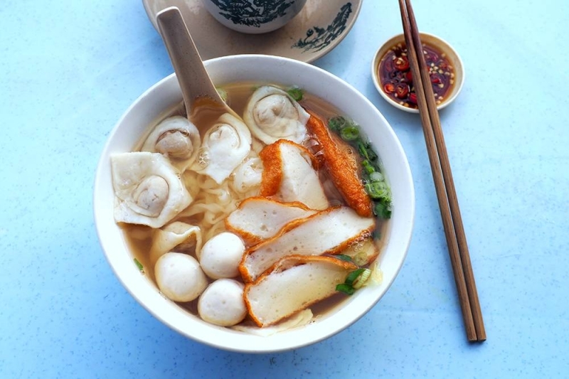 Enjoy a light meal of noodles served with an 'ikan bilis' broth, fishballs, fish skin dumplings and fish cake slices. – Pictures by Lee Khang Yi