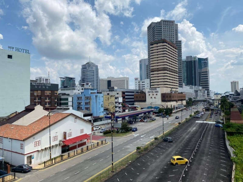 A general view of Jalan Tun Razak in Johor Baru. The Johor state government may implement an official two-and-a-half-day weekend, with Friday as a half-day, followed by Saturday and Sunday as weekend rest days, according to several sources. — Picture by Ben Tan A general view of Jalan Tun Razak in Johor Baru. The Johor state government may implement an official two-and-a-half-day weekend, with Friday as a half-day, followed by Saturday and Sunday as weekend rest days, according to several sources. — Picture by Ben Tan