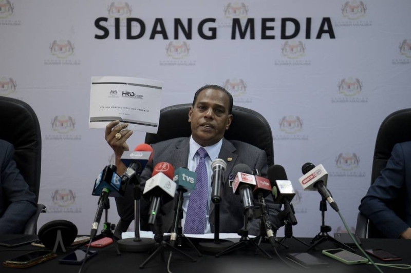 人力资源部长拿督斯里 M. Saravanan 在 2022 年 4 月 12 日的这张档案照片中在 Wisma HRD Corp 发表讲话。 — Bernama pic 人力资源部长拿督斯里 M. Saravanan 在 2022 年 4 月 12 日的这张档案照片中在 Wisma HRD Corp 发表讲话。 — Bernama pic