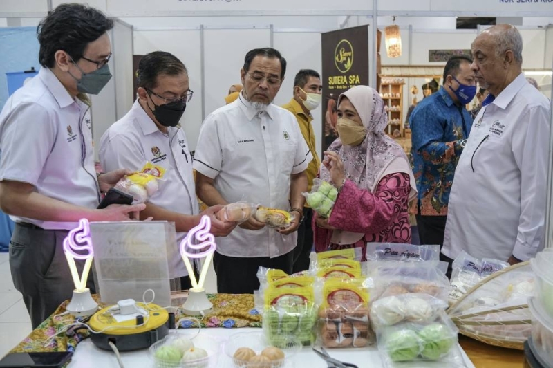 Terengganu Entrepreneurship, Human Resources, Micro Industry and Consumer Affairs Committee chairman Mohd Nurkhuzaini Ab Rahman (centre) speaks to traders at the launch of MSME Week 2022 Terengganu in Kuala Terengganu June 23, 2022. — Bernama pic