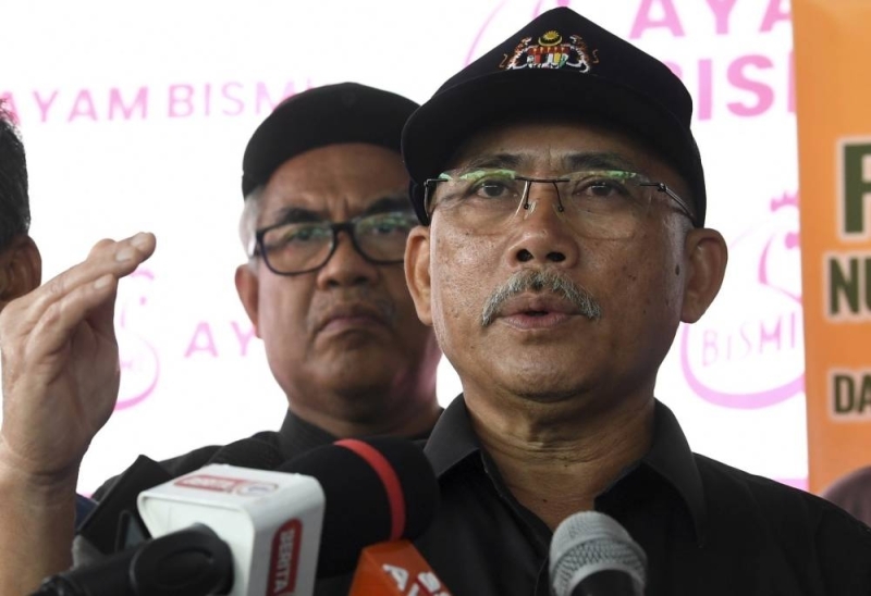 Agriculture and Food Industries Minister Datuk Seri Ronald Kiandee said this was following Prime Minister Datuk Seri Ismail Sabri Yaakob’s announcement today that the government would not float the price of chicken in the market. — Bernama pic