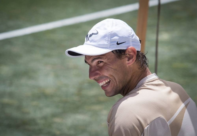 El tenista español Rafael Nadal sonríe durante una sesión de entrenamiento en el Santa Ponsa Country Club en Santa Ponsa, en la isla balear española de Mallorca, el 17 de junio de 2022. - AFP pic 