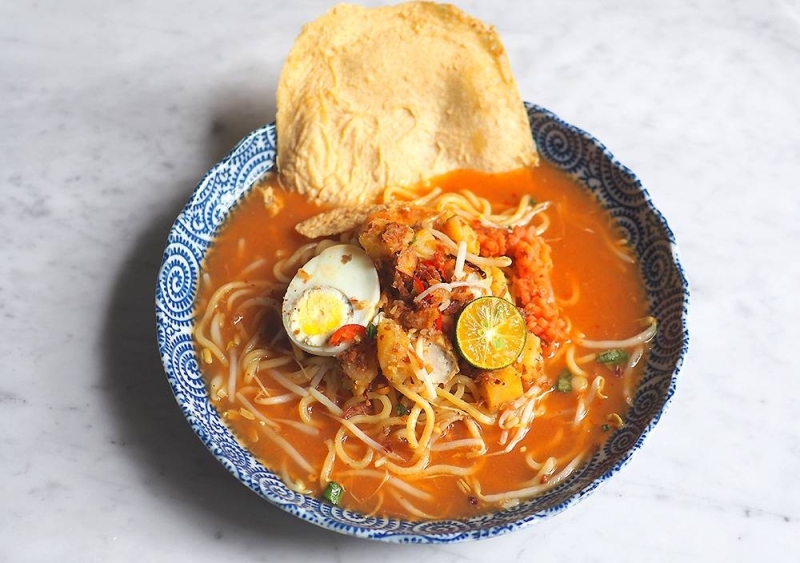 Enjoy this lighter 'mee Jawa' with a tomato and prawns based broth which is a nod to the stall owner's Pantai Remis roots. — Pictures by Lee Khang Yi