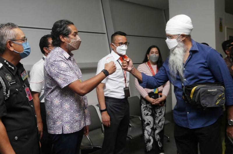 卫生部长 Khairy Jamaluddin 于 2022 年 4 月 1 日在 KLIA2 迎接来自新加坡的乘客 — 照片作者 Choo Choy May。