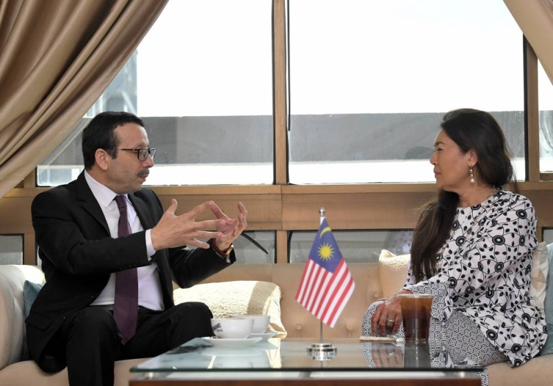 2022 年 7 月 4 日，阿尔及利亚驻马来西亚大使 Saad Maandi（左）和马来西亚国家通讯社（Bernama）主席参议员拿督 Ras Adiba Radzi 在访问 Wisma Bernama 期间发表讲话。 — Bernama pic
